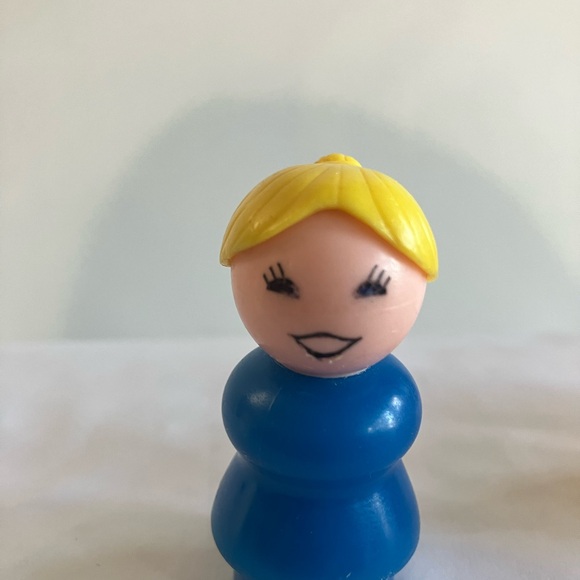 Vintage Fisher-Price mini bus with Family. - Picture 9 of 16